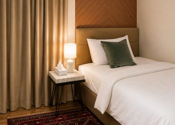 استديو بسرير مفرد وأثاث مريح 