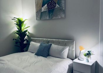 استديو باثاث مريح وبسيط 