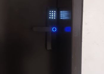 شقة بجلسة خارجية وغرفة نوم 