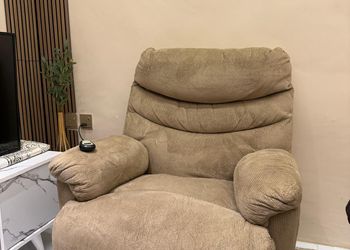 استديو بأثاث مريح وبسيط 