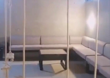 شاليه بجلسة خارجية على المسبح 