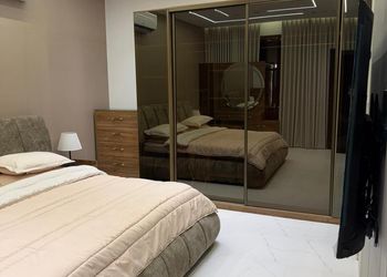 شاليه بمسطح اخضر ومسبح 