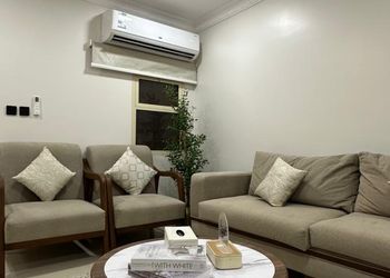 شقة بصالة وثلاث غرف نوم