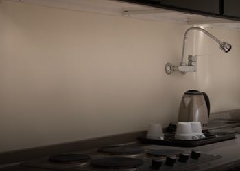 شقة بصالة وغرفتين نوم وبأثاث بسيط