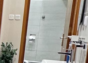 شقة بغرفة معيشة وغرفتين نوم 
