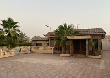 مزرعة بملعب طائره والعاب اطفال  