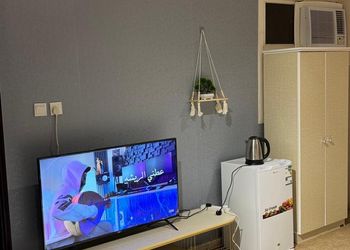 استديو بأثاث مريح وبسيط 