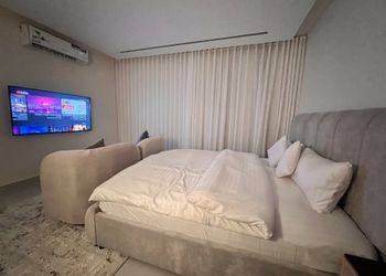 استديو بأثاث مريح وبسيط 