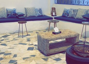استراحة بمسطح اخضر وجلسه خارجيه