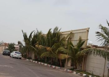شالية بجلسة مطلة على المسبح 