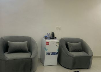 استديو بسرير مريح وأثاث بسيط