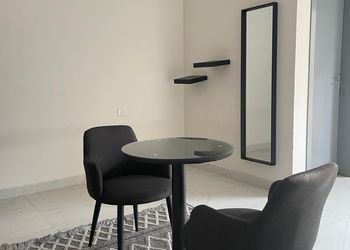 استديو بسرير مريح وتصميم هادئ