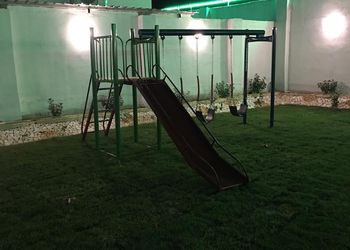 استراحة بمسبح داخلي وجلسة خارجية