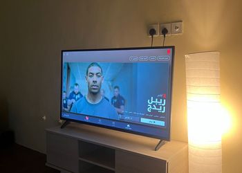 شقة بصالة جلوس وغرفتين نوم 