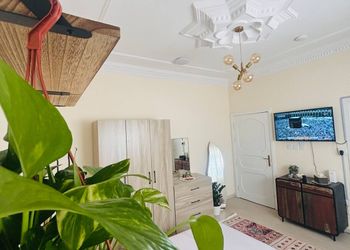 استديو بأثاث مريح وبسيط 