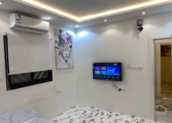 شقة بصالة أنيقة وثلاث غرف نوم