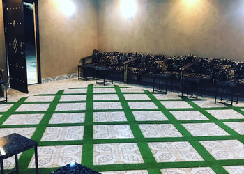 شاليه بمسطح اخضر وجلسة خارجية 