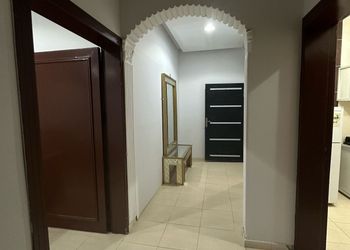 شقة بغرفة معيشة وغرفة نوم 