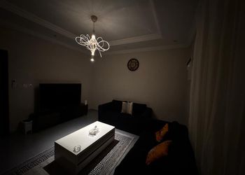شقة بصالة انيقة وغرفتين نوم