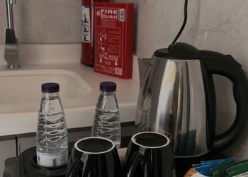 شقة بغرفة معيشة وغرفة نوم 