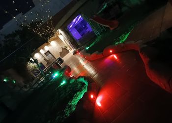 شاليه بجلسة خارجية ومسطح اخضر