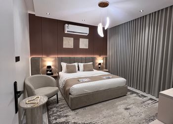 شقة بصالة أنيقة وتصميم مودرن 