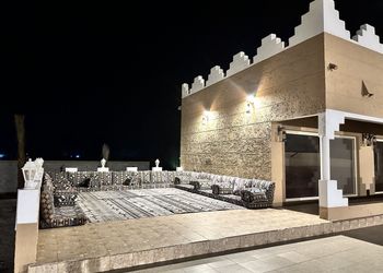 مزرعة بطابع تراثي وجلسة خارجية 