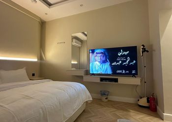 استيديو مدخل خاص بجانب البوليفارد