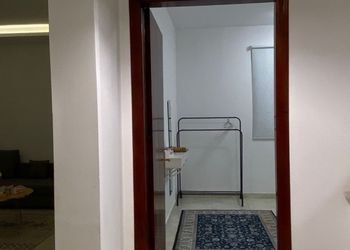 شقة بصالة جلوس وغرفة نوم