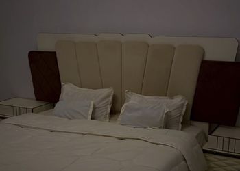 شاليه بمسبح خارجي ومسطح اخضر