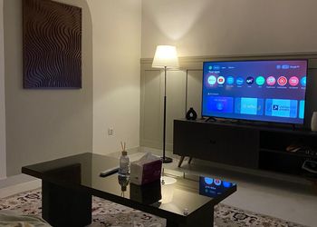 استديو بأثاث مريح وبسيط 
