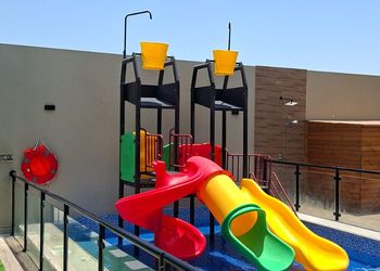 شاليه بمجالس وألعاب مائية 