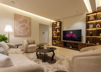 شقة بتصميم أنيق وغرفة سينما 