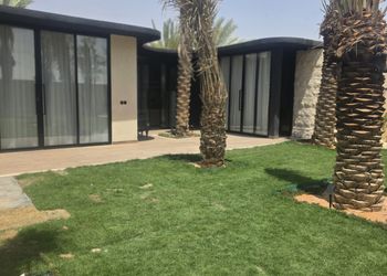 شاليه بمسطح اخضر وجلسة خارجية