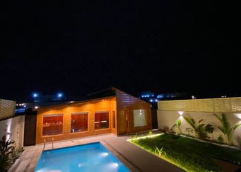 شاليه بمسطح اخضر و مسبح