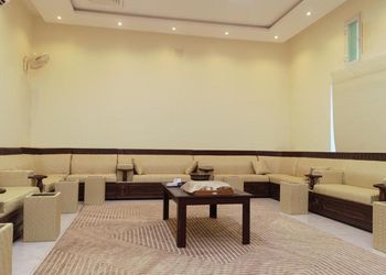 استراحة بمجلس واسع ومسطح اخضر 
