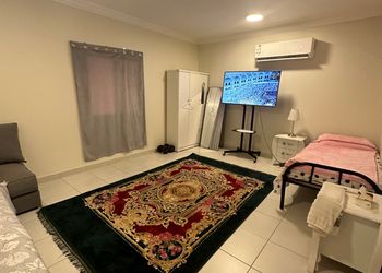استديو بسرير مفرد وأثاث مريح 