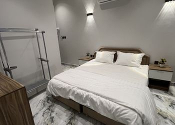 استراحة بمسطح اخضر وجلسه خارجيه