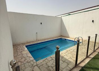 شاليه بجلسة تطل على مسبح خارجي 