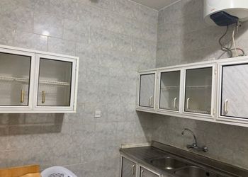 شقة بصالة وثلاث غرف نوم
