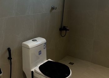 شقة بصالة وغرفة نوم وبأثاث مريح