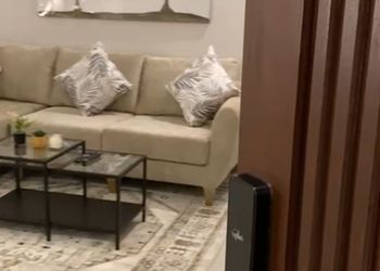 شقة بغرفتين نوم وبأثاث بسيط