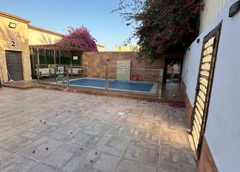 شالية بجلسة مطلة على المسبح 