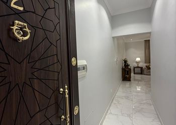 شقة بغرفتين نوم وصالة بأثاث مريح