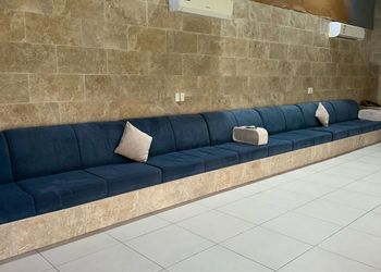 استراحة بألعاب أطفال ومسطح اخضر