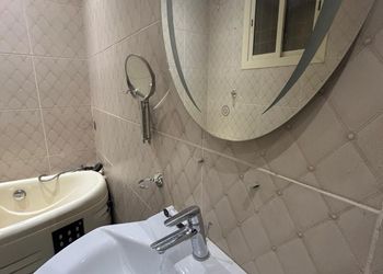 شقة بثلاث غرف نوم وأثاث مريح
