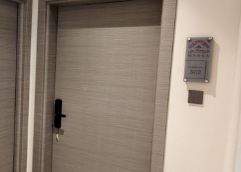 استديو بأثاث مريح وبسيط
