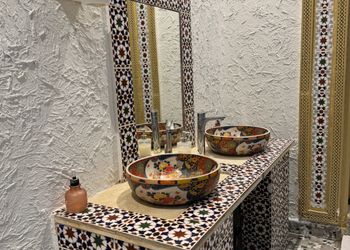 شاليه بجلسة خارجية وألعاب أطفال