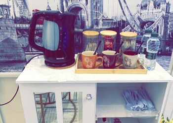 استديو بأثاث مريح وبسيط
