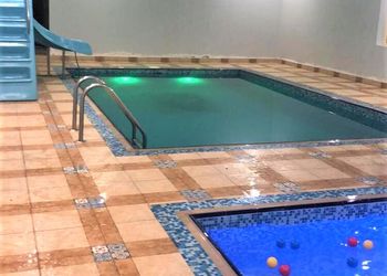 شاليه بمسطح اخضر وجلسة خارجية 